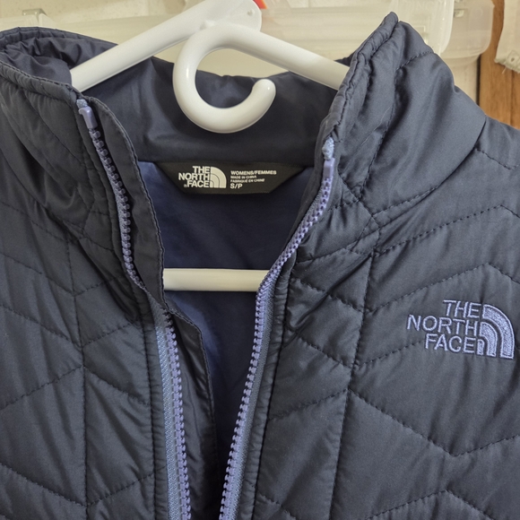 The North Face Women's Bombay Navy Blue Quilted Jacket - Picture 5 of 5